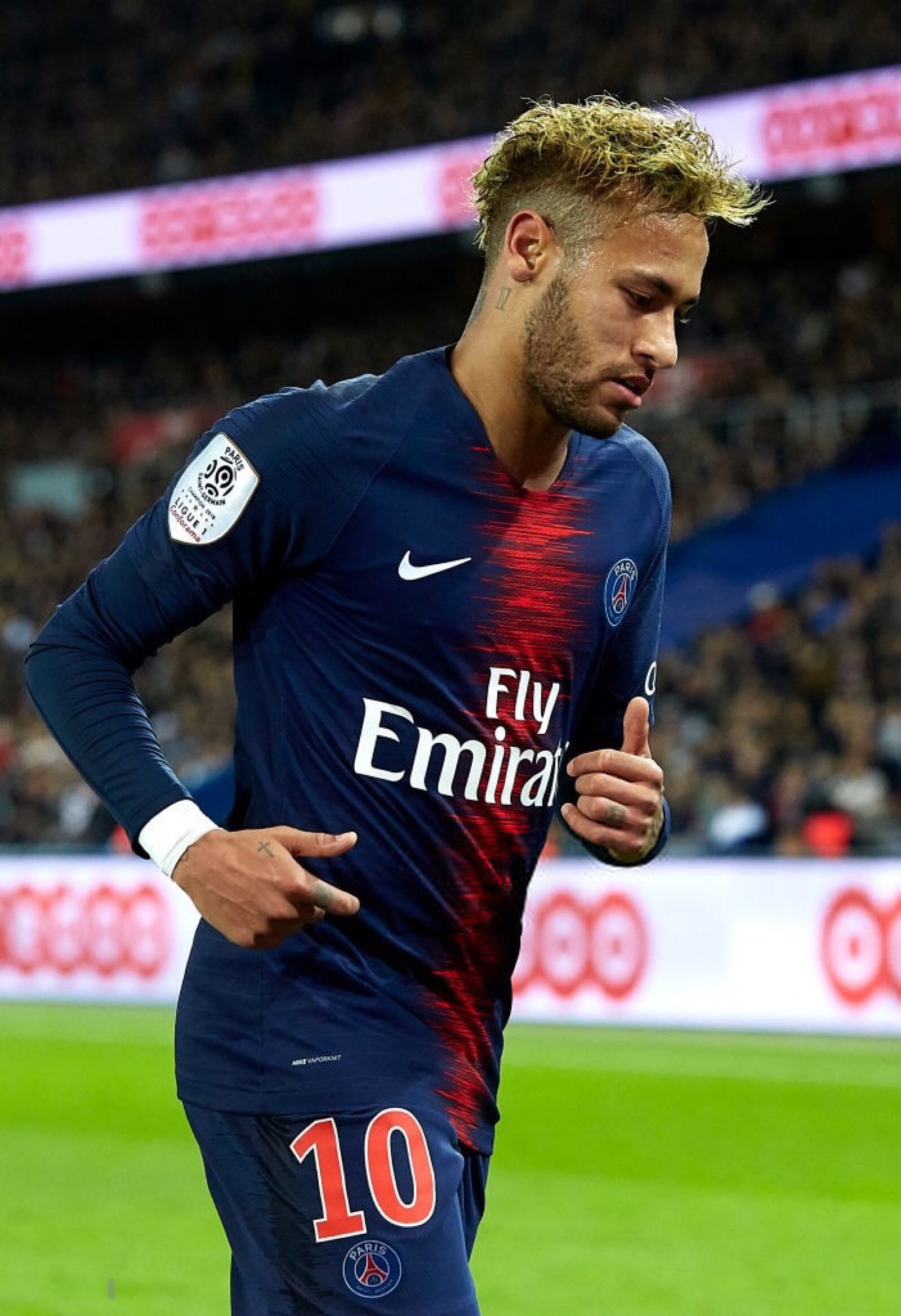 足球报：海港有意杨希，徐彬留洋仍存不确定，西海岸资金有困