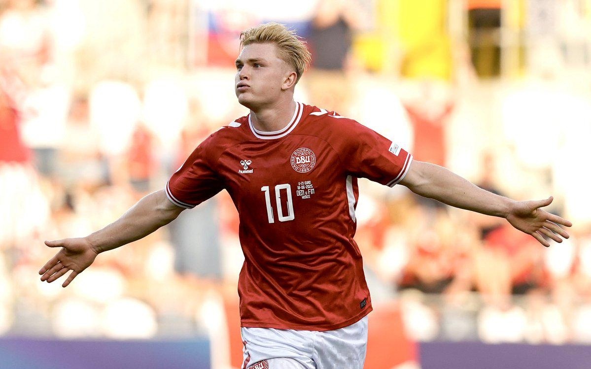 德媒：由于手指受伤，诺伊尔近两场都佩戴特制的四指手套参赛